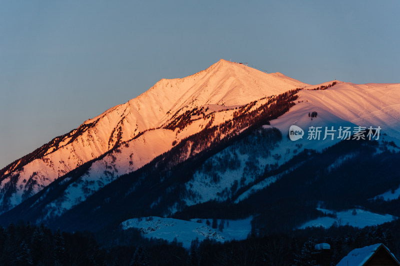 雪山日照金山