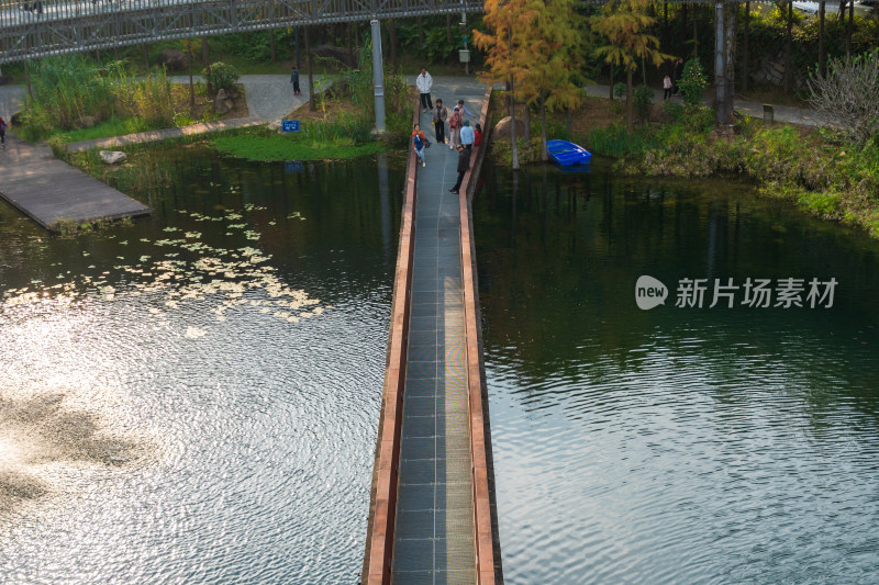 福州福道行人漫步山林间环形步道