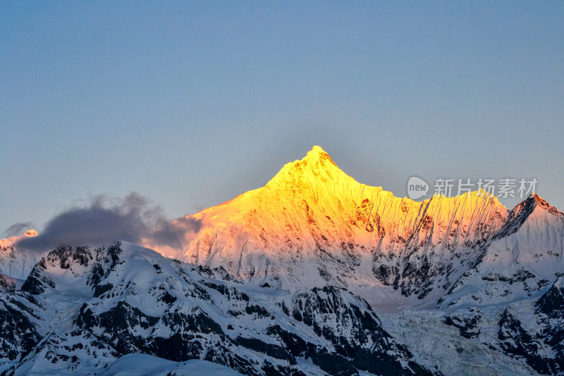 梅里雪山日照金山自然风景