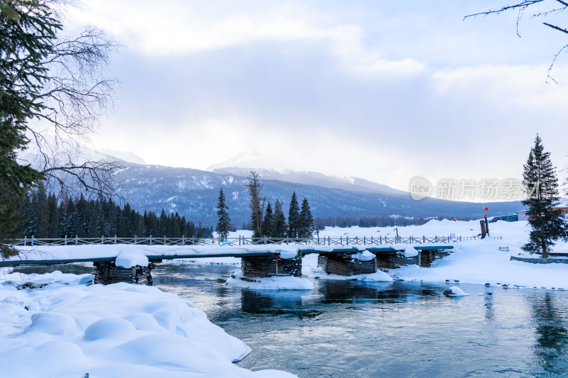 新疆喀纳斯雪景神仙湾冰河晨雾雪山森林雾凇