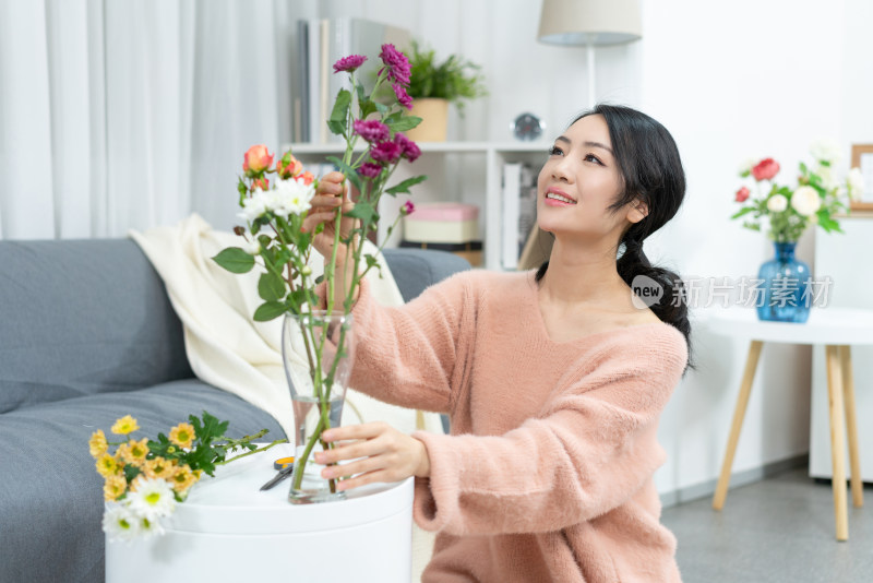 年轻女子在家插花