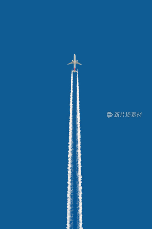 蓝天上飞行的喷气式飞机