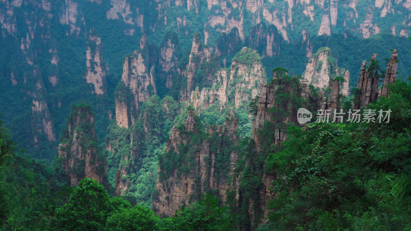 张家界十里画廊山峦叠起