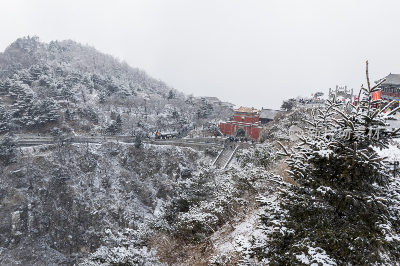 雪后泰山，银装素裹