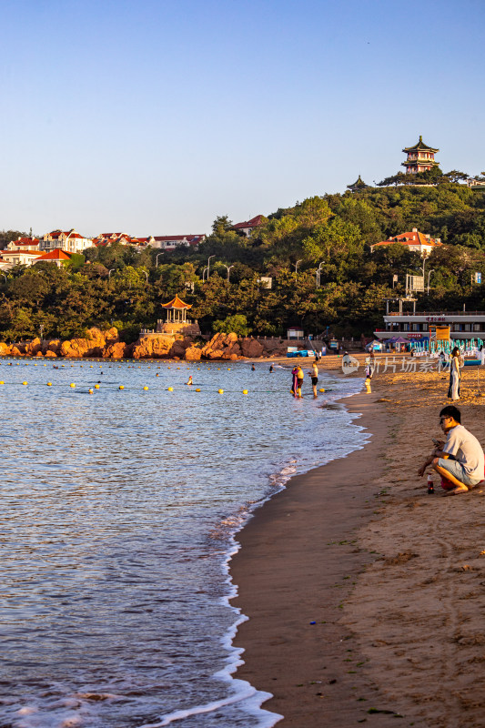 青岛小鱼山第一海水浴场汇红瓦绿树碧海蓝天