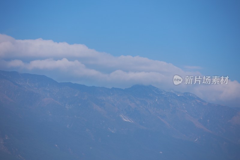 蓝天白云下的连绵山脉苍山洱海壮丽景象