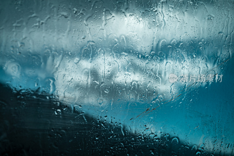 雨水玻璃外山峰