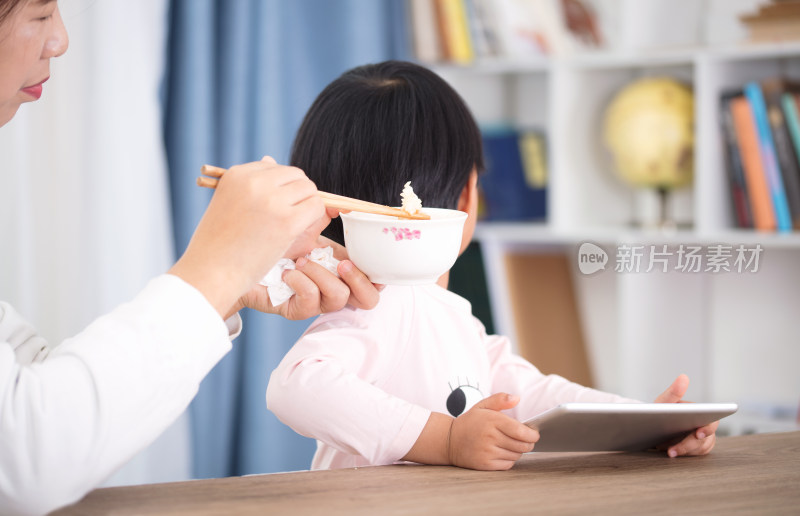 上网上瘾吃饭困难的东方女孩