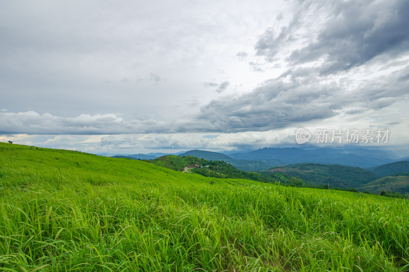 云雾缭绕的山峦田野