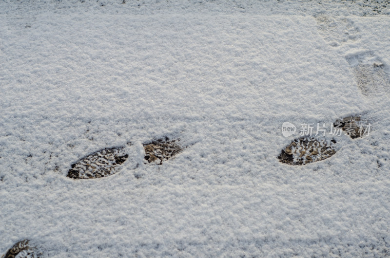 雪地上留下的脚印