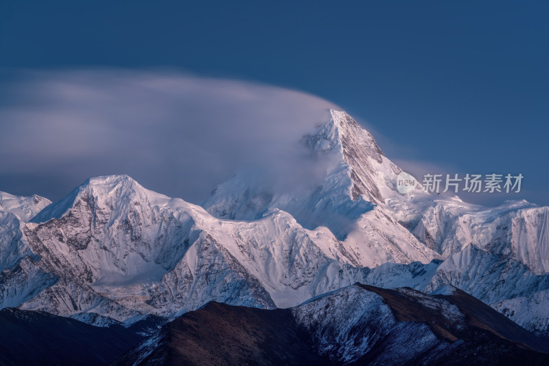 四川甘孜州木雅神山贡嘎神山雪山日照金山