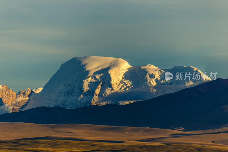 夕阳下的堡洪里雪山