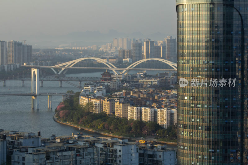 城市河流与现代建筑构成的繁华景象