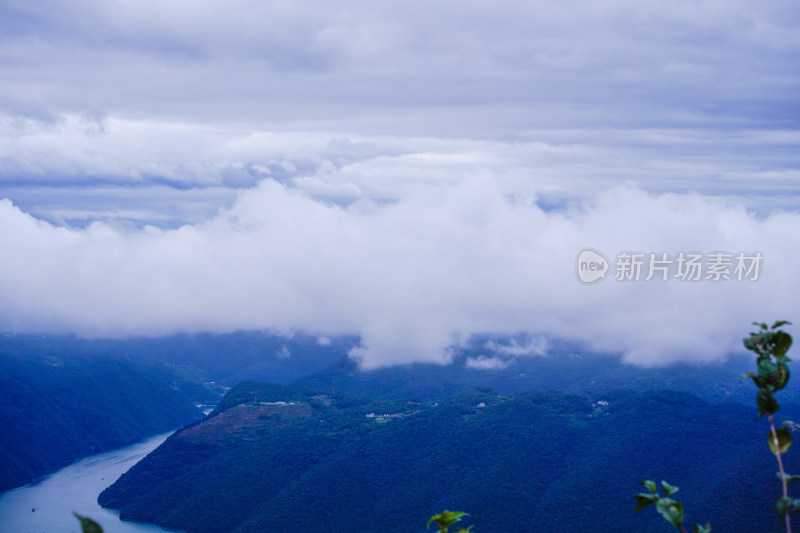 雾锁山峰