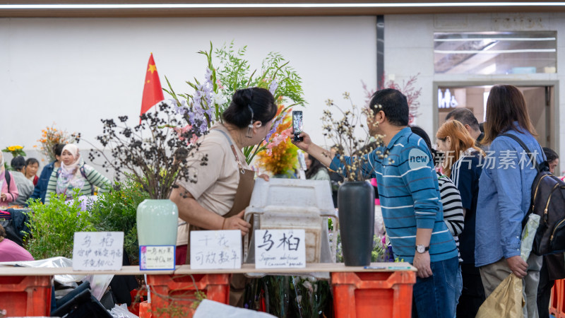 云南昆明斗南花市吸引大量游客前来买花