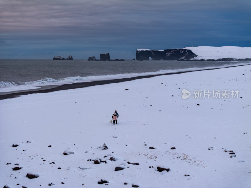 冰岛北极圈维克小镇黑沙滩岩石奇观雪景航拍