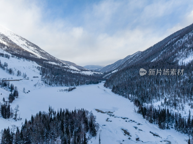 新疆阿勒泰喀纳斯雪景神仙湾晨雾雪山森林