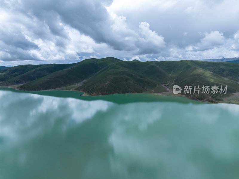 西藏阿里地区浪措绿色湖泊高空航拍