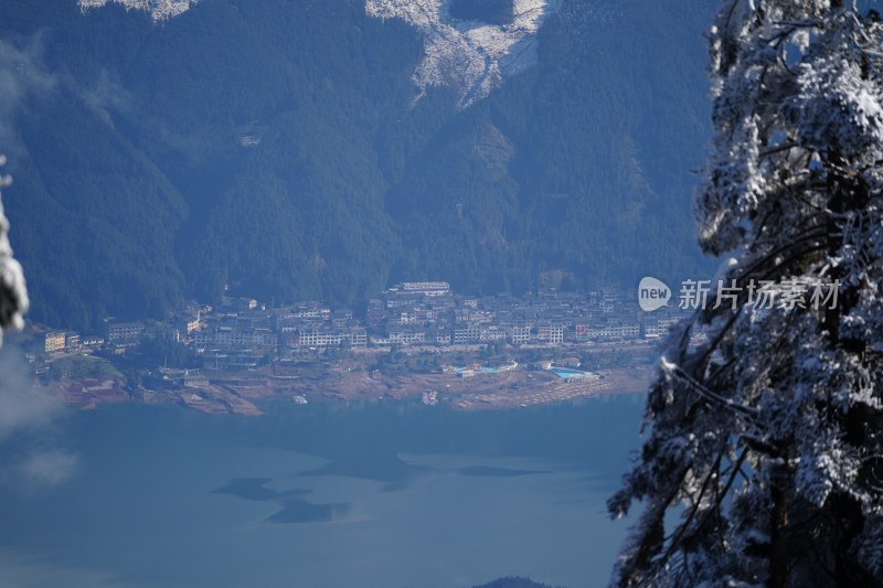 四川眉山瓦屋山景区雪山湖畔的宁静小镇