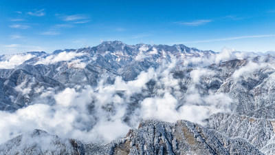 四川成都西岭雪山上空的云海群山航拍