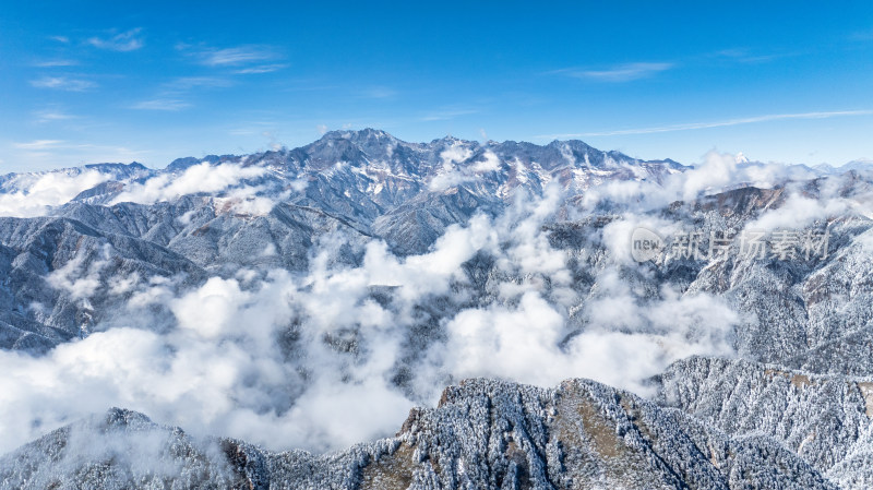 四川成都西岭雪山上空的云海群山航拍