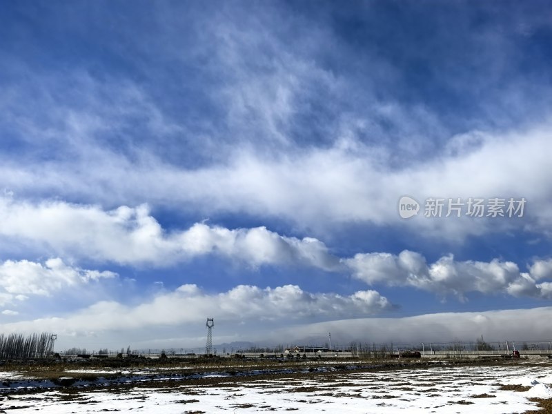 雪后旷野蓝天白云的开阔景象