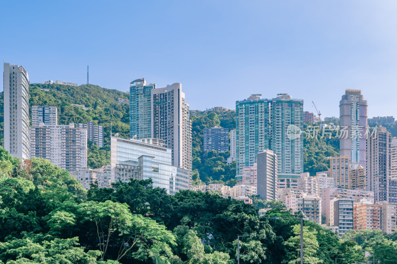 蓝天下香港山间的住宅区建筑群