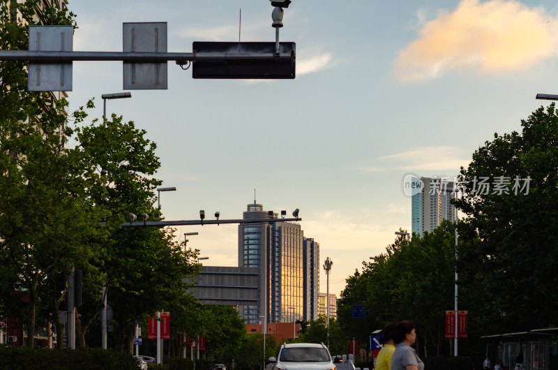 夕阳照耀下的青岛街道