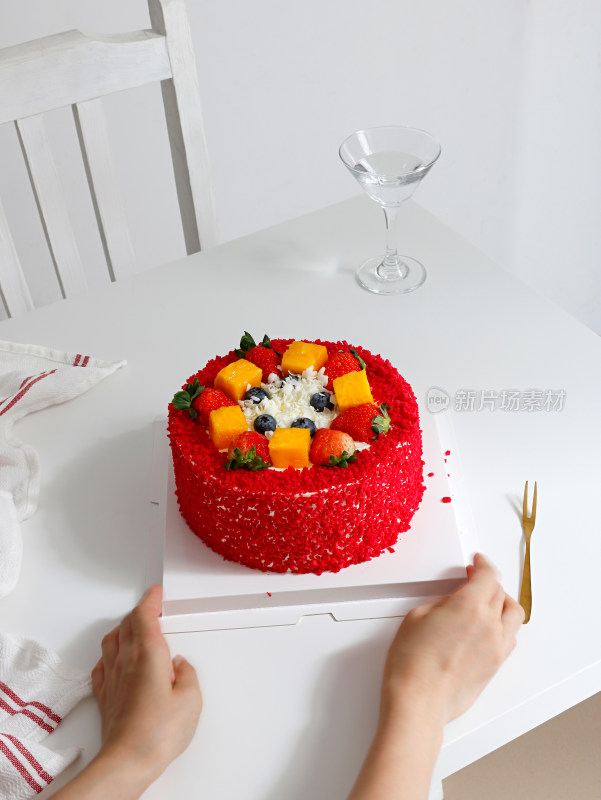 白色桌面上摆放着的美食生日蛋糕