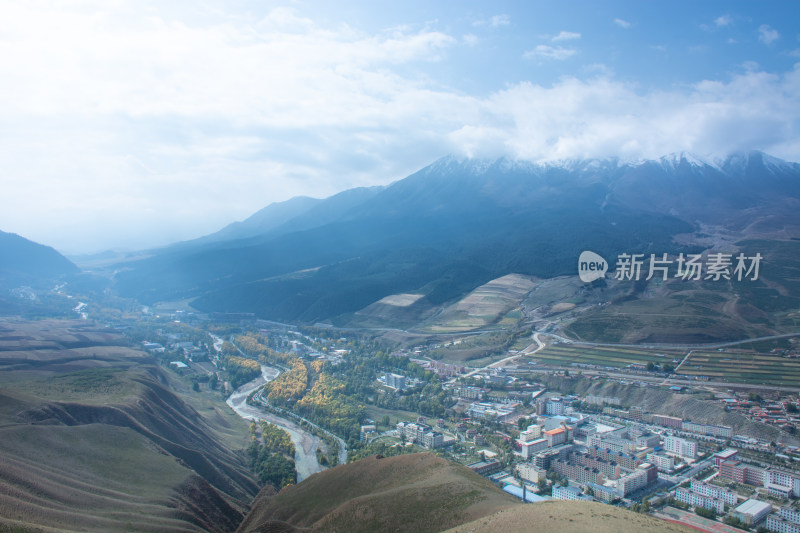 青海祁连山脉秋天的森林雪山自然风光