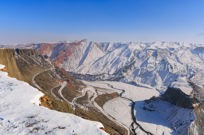 航拍新疆冬季安集海大峡谷雪景雪山山脉河流