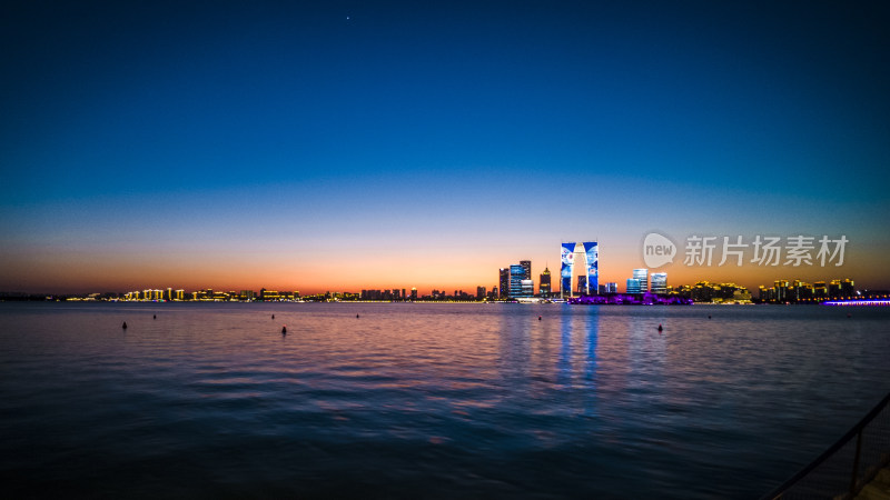 苏州中心大裤衩黄昏下的城市滨水夜景