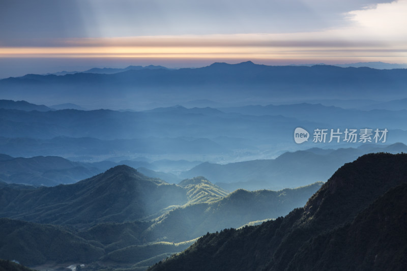 晨雾中的山峦