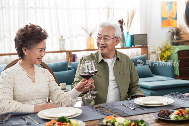 幸福的中老年夫妇两人干杯庆祝