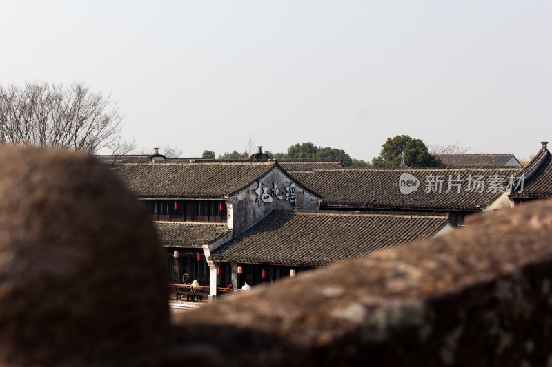 塘栖古镇古桥横跨水面，岸边传统建筑林立