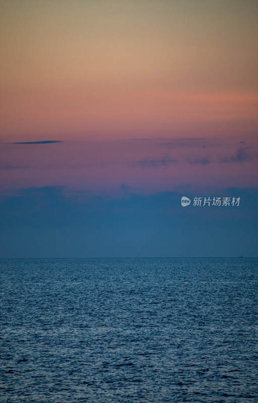 山东烟台东山栈桥海上日出前的朝霞景观