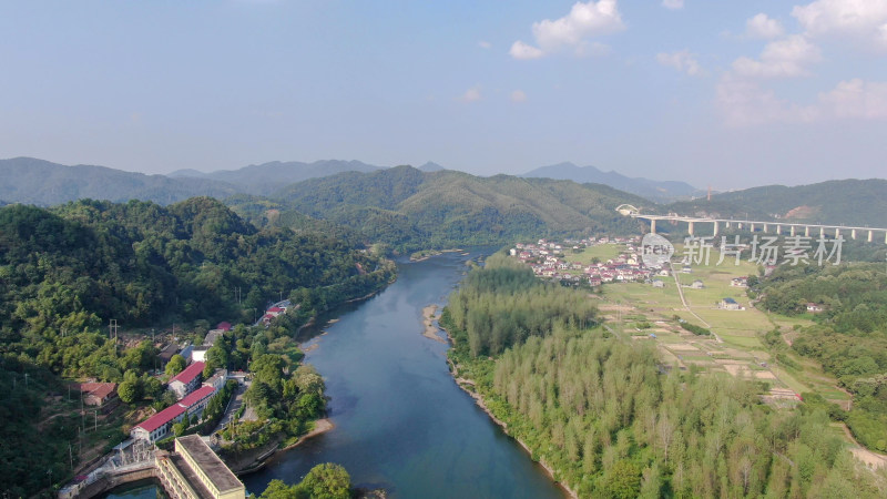 航拍依山傍水美丽乡村