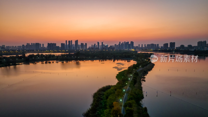 夕阳下的武汉金银湖风光