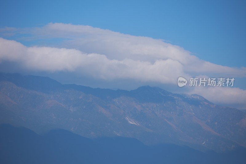 蓝天白云下的连绵山脉苍山洱海壮丽景象