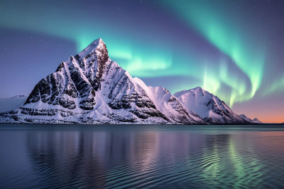 雪山极光下的静谧湖景