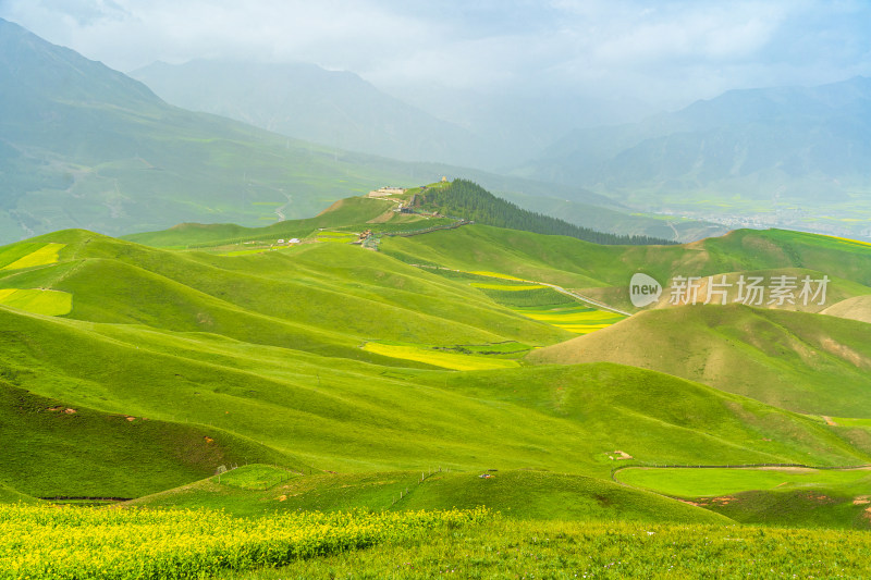 青海祁连县卓尔山景区，夏季起伏的高山牧场