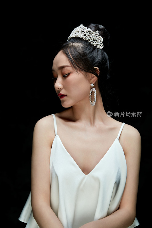 黑色背景下的女性复古婚纱妆面