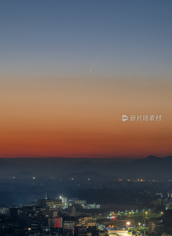 城市夜景伴随日落后的橙红色天空