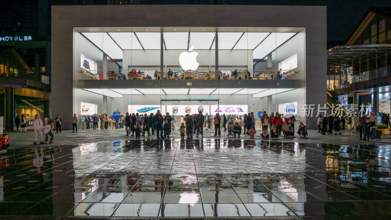 成都太古里商业区的苹果Apple零售店夜景