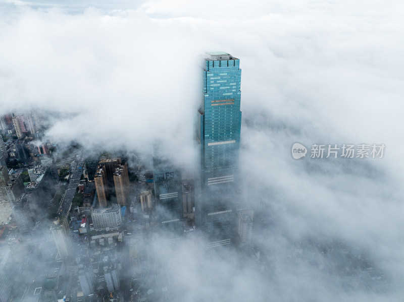 云雾缭绕中的长沙城市高楼鸟瞰景象