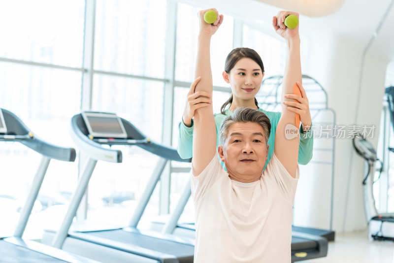 老年男子在私教的指导下健身