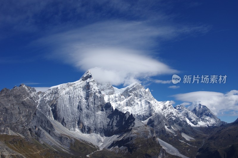 稻城亚丁宏伟雪山风景