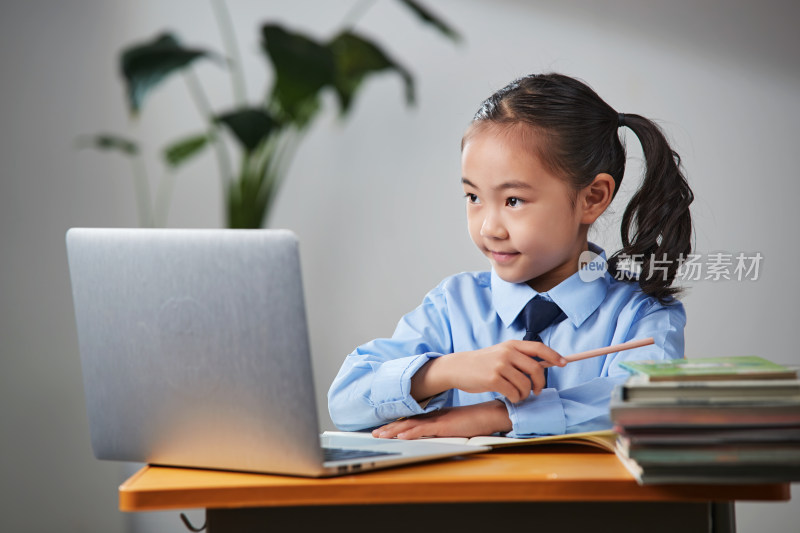 小学女生在线上网课