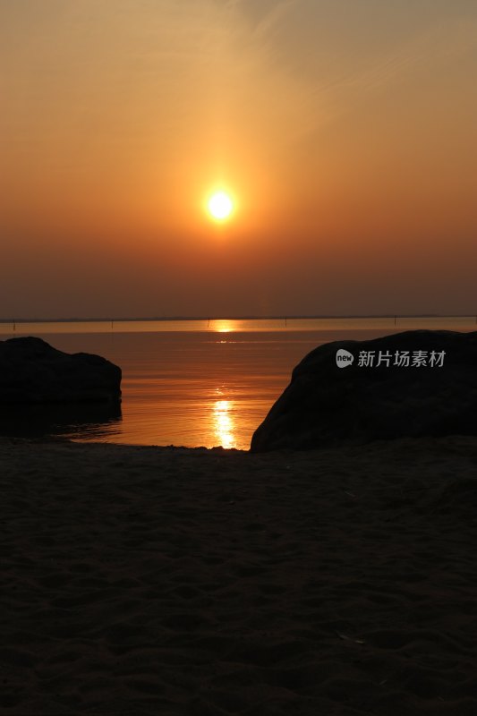 海滩日落全景