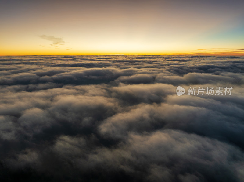 晨曦暮光中的高空云海与天际线